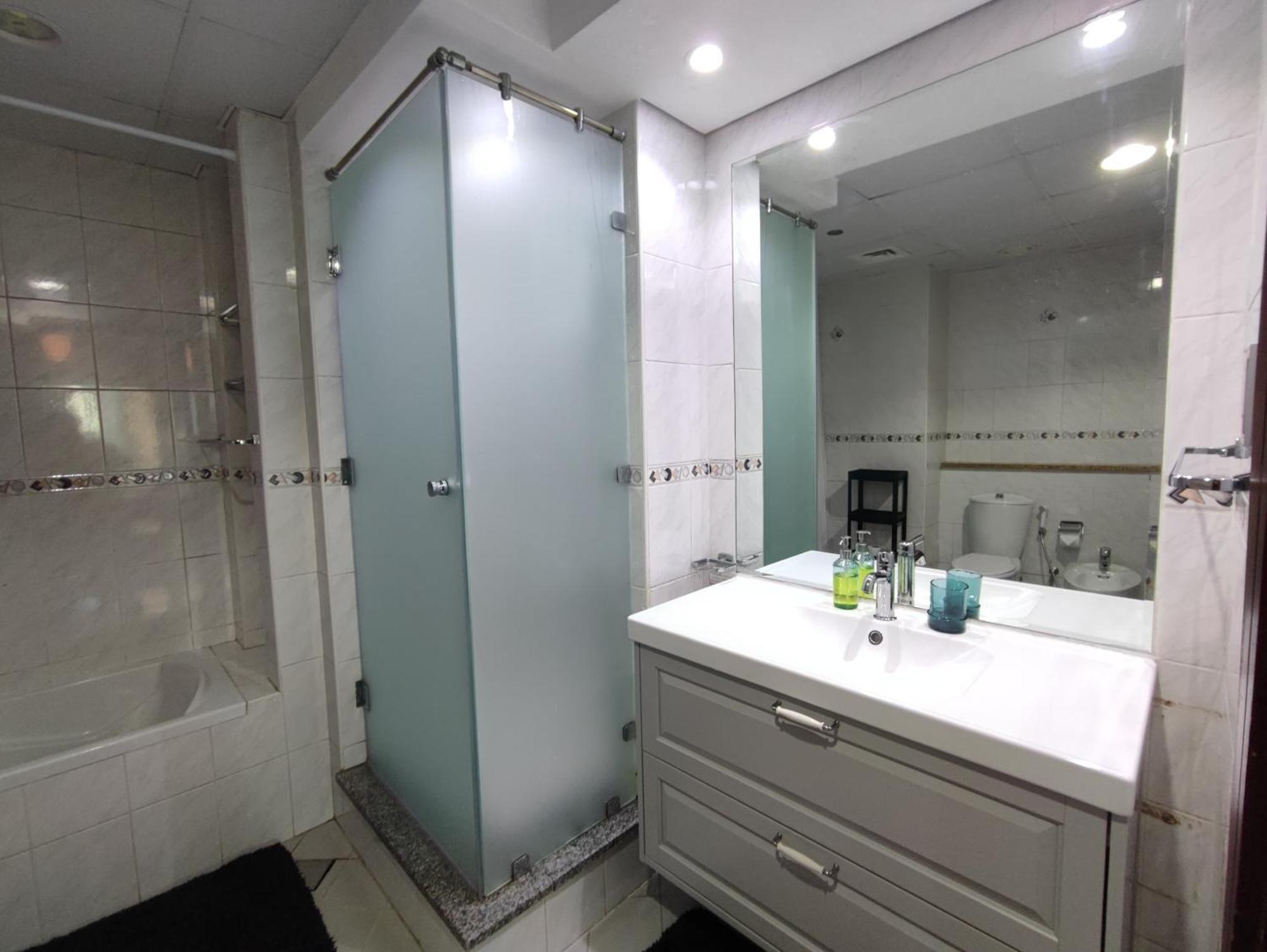 One Bedroom Apartment With Pool & Gym Near Marina Dubai Ngoại thất bức ảnh